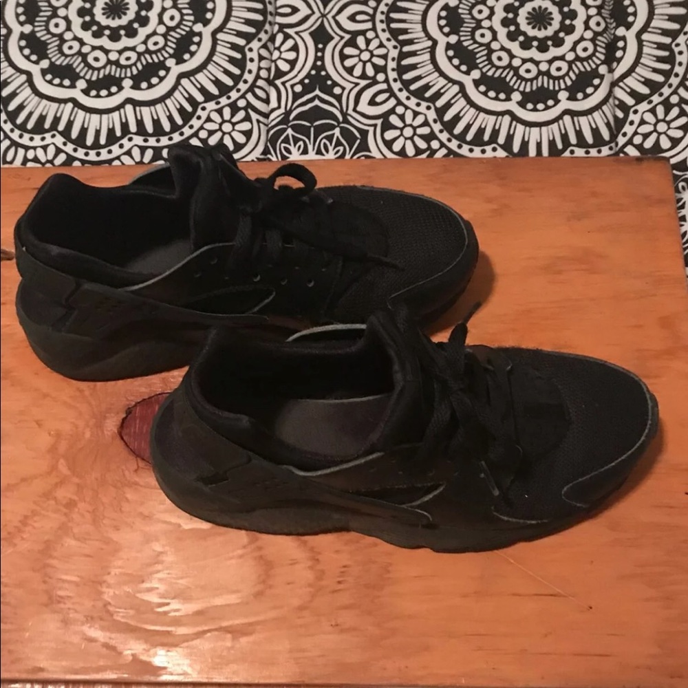 NIKE HUARACHES